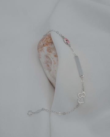 Λευκόχρυσο παιδικό βραχιόλι ταυτότητα Κ9 με ματάκι και καρδιές